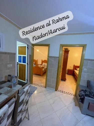 uma casa à venda com uma cozinha e uma sala de estar em Residence al Rahma 05 em Monte ʼArrouit