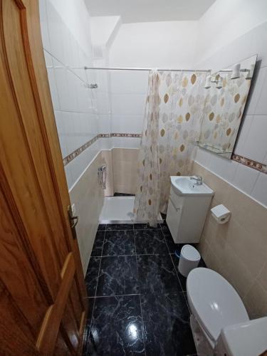 拉古納的住宿－APARTAMENTO C. LA VILLA TEO，一间带卫生间和浴缸的浴室