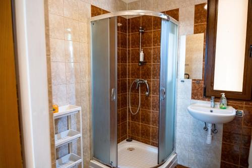 een badkamer met een douche en een wastafel bij Willa na wzgórzu in Giżycko