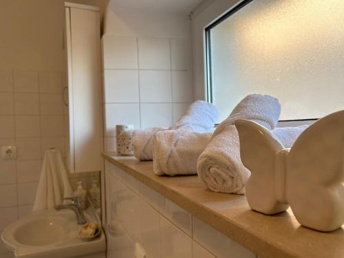 uma casa de banho com toalhas, um lavatório e um espelho em Holiday house Misetic em Selca