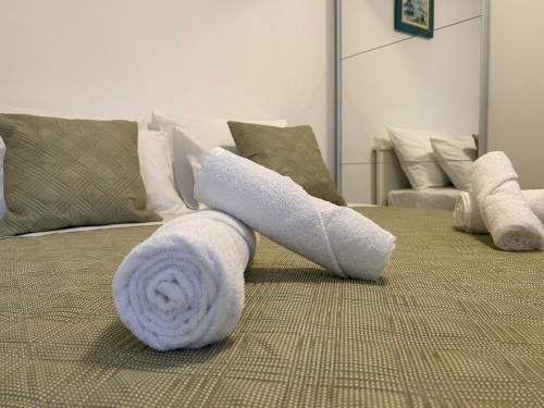una toalla blanca sobre un sofá en Holiday house Misetic en Selca