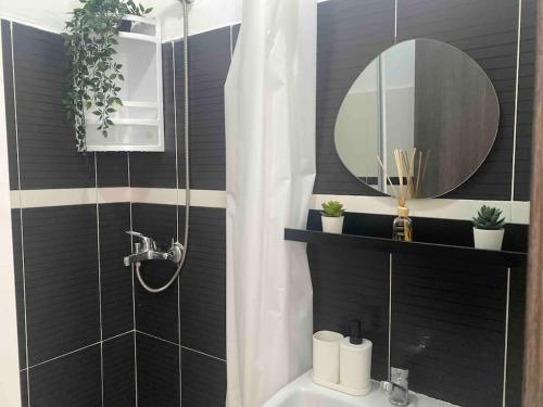 een badkamer met een douche en een wastafel met een spiegel bij joy house +équipement de plage(chaises et parasol) in Martil
