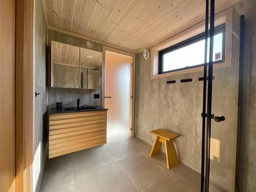una pequeña cocina con fregadero y un banco en una habitación en Atlantic Panorama Lofoten en Leknes