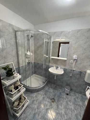La salle de bains est pourvue d'une douche et d'un lavabo. dans l'établissement Angelo 2, à Bibinje