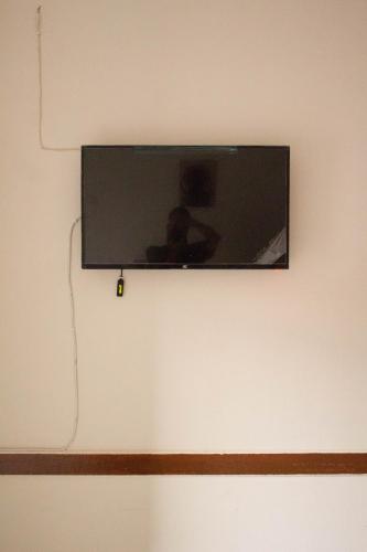 ein Flachbildfernseher, der an einer Wand hängt in der Unterkunft cairo view hotel in Kairo