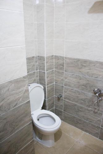 ein Badezimmer mit einer weißen Toilette in einem Zimmer in der Unterkunft cairo view hotel in Kairo