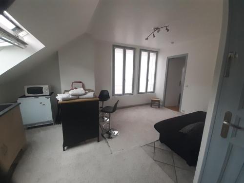 Cette chambre comprend un lit et un bureau. dans l'établissement T2 4p ste Savine proche centre Troyes, à Sainte-Savine