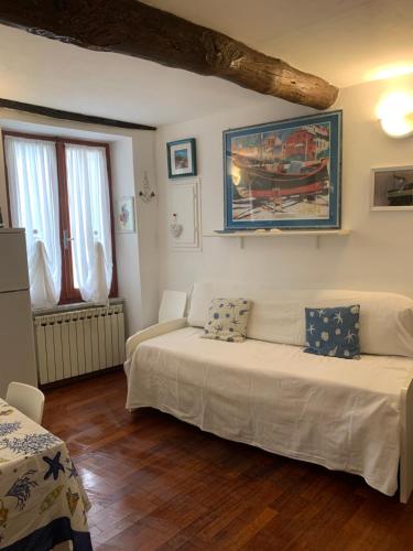 a living room with two beds and two windows at BeB CASABARBARA a due passi dal mare in Lerici