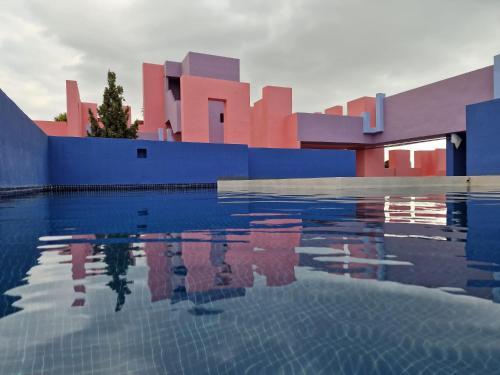 une maison avec une piscine en face de celle-ci dans l'établissement La Muralla Roja, à Calp