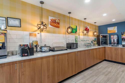 un fast food con cucina con bancone di Quality Inn & Suites Chattanooga West near Lookout Mountain a Chattanooga