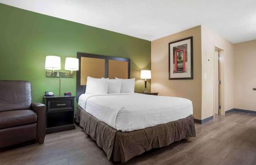 ein Hotelzimmer mit einem Bett und einem Stuhl in der Unterkunft Extended Stay America Suites - Mobile - Spring Hill in Mobile