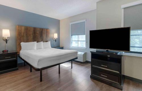Extended Stay America Suites - Fremont - Newarkにあるテレビまたはエンターテインメントセンター
