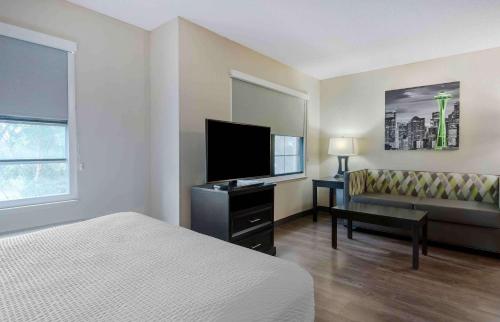 Extended Stay America Suites - Fremont - Newarkにあるテレビまたはエンターテインメントセンター