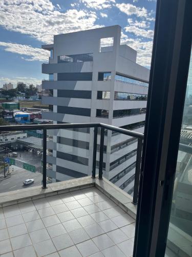 a balcony with a view of a large building at Flat Premium -Acesso a pé ao shopping Center vale - Edifício Summit (Ar condicionado) in São José dos Campos