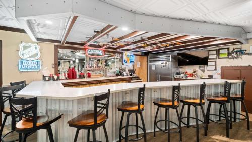 Lounge nebo bar v ubytování Clarion Hotel & Suites Fairbanks near Ft Wainwright