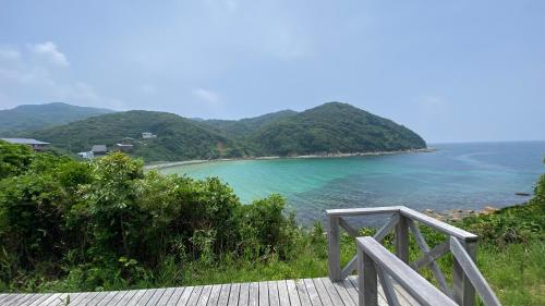 Kogushiにあるゼロベース下関室津の木製の遊歩道から海の景色を望めます。