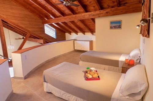 - une chambre avec 2 lits et un escalier dans l'établissement Casa Arboles De Tala con parque amplio, à Villa General Belgrano