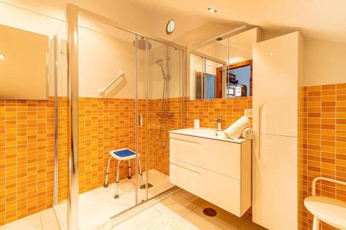 een badkamer met een douche, een wastafel en een toilet bij Dúplex en las Americas 3014 in Arona