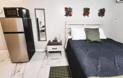 1 dormitorio con 1 cama y nevera en Adorable Mini Suite in Tampa, en Tampa