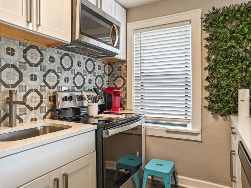 Η κουζίνα ή μικρή κουζίνα στο Heart of Westport 1BR