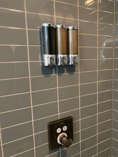 un bagno piastrellato con un dispenser di carta igienica di Brand NEW modern 1 bedroom unit Downtown a Miami