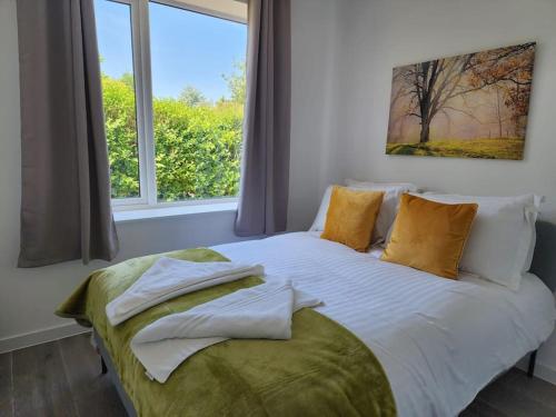 1 dormitorio con 1 cama grande y ventana en Paradigm Court, Modern 3-Bedroom Flat 1, Oxford, en Oxford