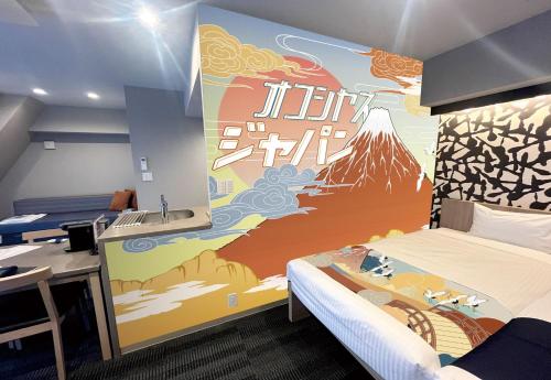 a room with a mural of a mountain on the wall w obiekcie MONday Apart Premium 浜松町 w Tokio