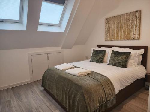 a bedroom with a bed with two pillows on it at Paradigm Court, Brand New 1-Bedroom Flat (5), Oxford in Oxford
