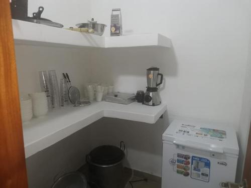 una pequeña cocina con encimera y fregadero en CasaBongo, alojamiento vacacional con piscina, en Honda