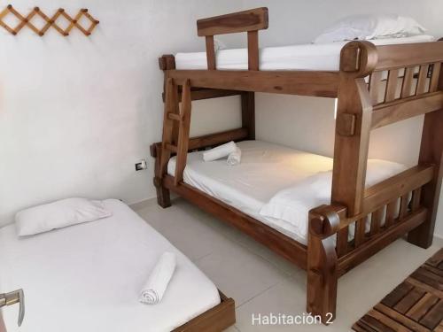 a room with two bunk beds in a room at CasaBongo, alojamiento vacacional con piscina in Honda