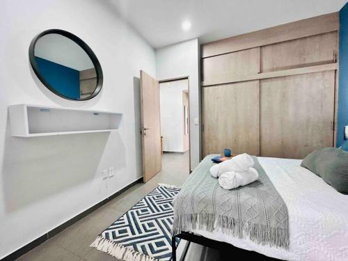 um quarto com uma cama grande e um espelho em Terraza privada en la Americana em Guadalajara