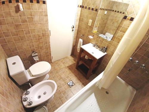 拉普拉塔的住宿－BEELAPT - Casa entera amplia, confortable y segura con garage exclusivo y parrilla，一间带卫生间和水槽的浴室