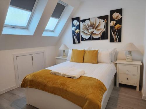 a bedroom with a white bed with a yellow blanket on it at Paradigm Court, Modern 1-Bedroom Apartment (6), Oxford in Oxford