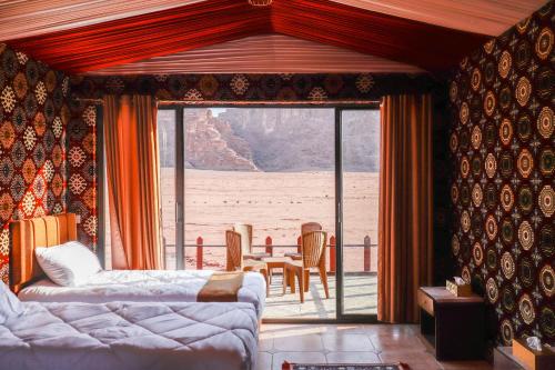 sala de estar con sofá, mesa y sillas en Magic Bedouin Star, en Wadi Rum