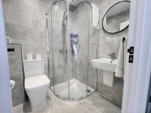ein Badezimmer mit Dusche, Toilette und Waschbecken in der Unterkunft Paradigm Court, Modern 1-Bedroom Apartment, Oxford in Oxford