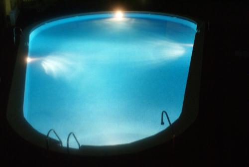 uma vista para um ecrã de televisão à noite em "La Casita de Sal" cerca de la playa, con piscina comunitaria y wifi em La Herradura