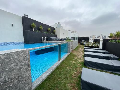 una piscina en la azotea de un edificio en Luxury apartment in Miraflores with rooftop pool, en Lima