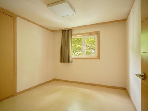 an empty room with a window at Gyeongju Mauna Ocean Resort in Gyeongju
