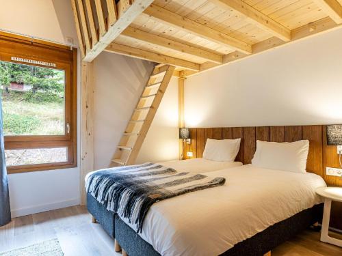 Giường trong phòng chung tại Apartment in France near Lake Geneva