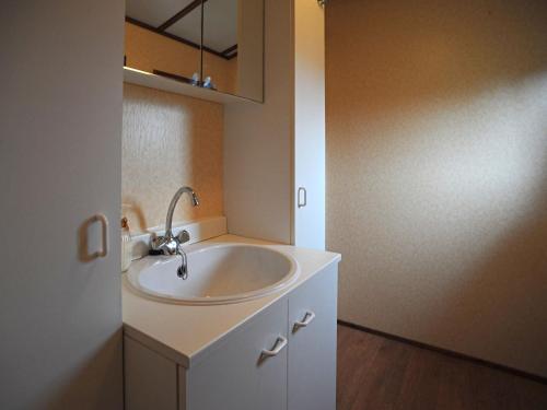 un baño con lavabo y espejo en Chalet in Gerolstein near Forest Trails, en Hinterhausen