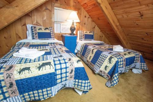 um quarto com duas camas num camarote em Country Ridge em Batesville