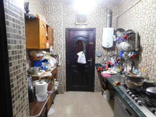 - une petite cuisine avec une porte au milieu d'une pièce dans l'établissement فيلا للايجار مفروش بمدينة العبور, à ‘Ezbet el-Insha