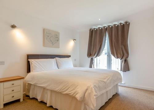 En eller flere senge i et værelse på Amazing Home In Newquay With Indoor Swimming Pool, Wifi And Heated Swimming Pool