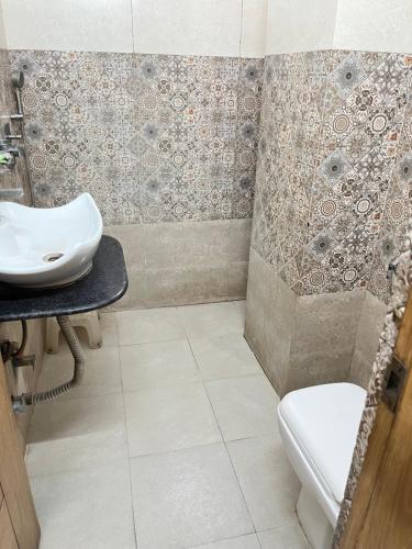 y baño con lavabo y aseo. en Hotel Star Palace - Near Karol Bagh Metro, en Nueva Delhi