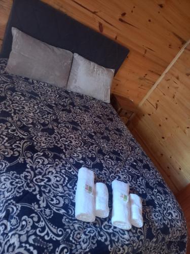 ein Bett mit zwei aufgeteilten Handtüchern darauf in der Unterkunft Cabana Campinho II in Mundo Novo