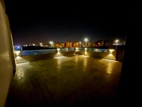 Blick auf die Stadt in der Nacht mit Lichtern in der Unterkunft Rove Residence New Cairo in Kairo