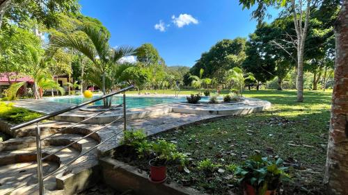 una piscina en un parque con árboles en Villa Sebastiana Bungalows en Tarapoto
