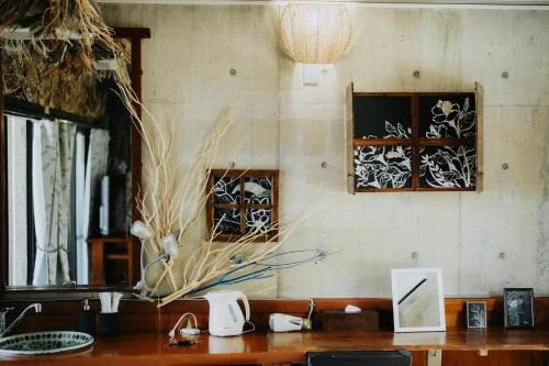 - une table en bois avec un comptoir dans l'établissement Buzz Resort, à Onna