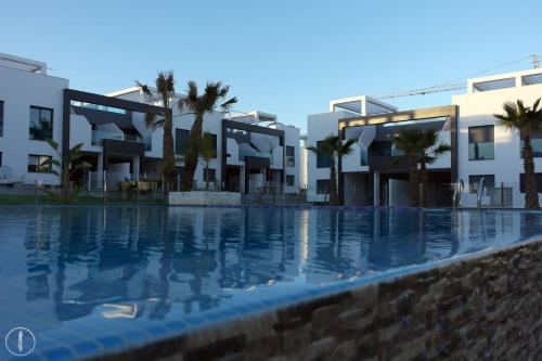 una gran piscina frente a un edificio en Penthouse Oasis Beach La Zenia, en Playas de Orihuela