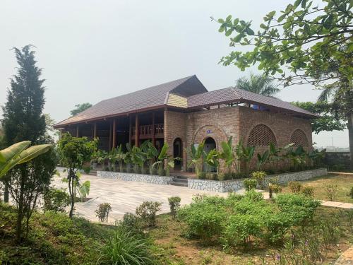 a large brick building with a courtyard in front of it at Khách sạn Đại Dương Diễn Châu - Nghệ An in Diễn Châu